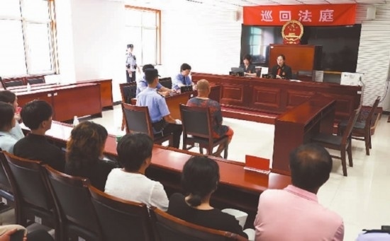 圖①：庭審現(xiàn)場。