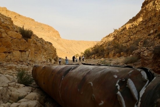 這是4月28日在以色列南部城市阿拉達(dá)附近拍攝的伊朗導(dǎo)彈殘骸。新華社發(fā)（賈馬爾·阿瓦德攝）