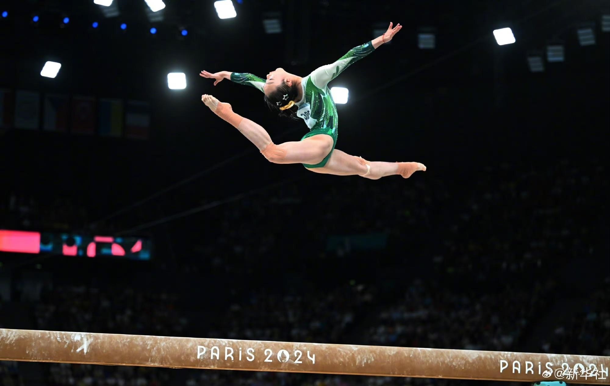 巴黎奧運(yùn)會(huì)體操女子平衡木比賽中，中國選手周雅琴的靚麗身姿