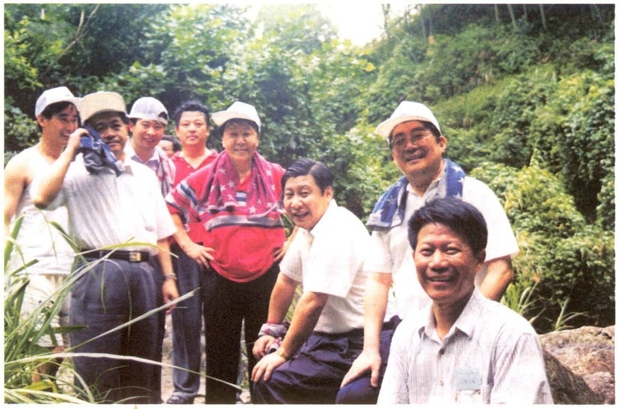 1999年6月，習(xí)近平在福州森林公園參加紀念毛主席“發(fā)展體育運動，增強人民體質(zhì)”題詞47周年登山健身活動。（資料照片，來源：《習(xí)近平在福建》（下））