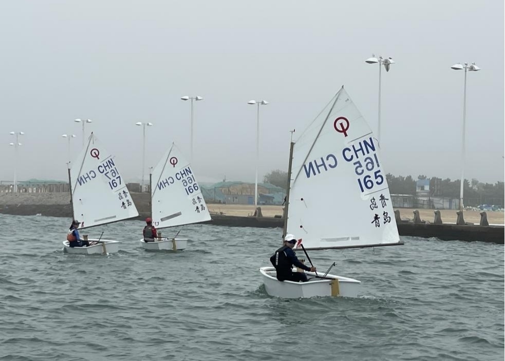 青島市嶗山區(qū)中韓小學(xué)帆船社團(tuán)進(jìn)行帆船訓(xùn)練。青島市嶗山區(qū)教育和體育局供圖