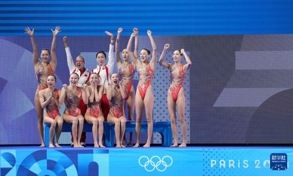 北京時間8月8日凌晨，巴黎奧運會花樣游泳集體項目的最后一項比賽集體技巧自選在巴黎奧林匹克水上運動中心舉行。中國隊奪得花樣游泳集體項目金牌。圖為中國隊在比賽后慶祝奪冠。新華社記者 薛宇舸 攝