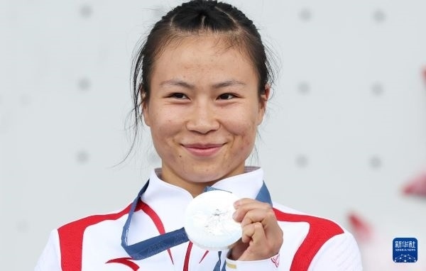 北京時間8月7日，在巴黎奧運會攀巖女子速度賽比賽中，中國選手鄧麗娟獲得銀牌。圖為亞軍中國選手鄧麗娟在頒獎儀式上。新華社記者 高靜 攝