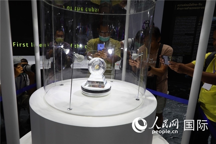 “嫦娥五號(hào)”探測器從月球帶回的月球樣品在泰國展出。人民網(wǎng)記者簡承淵攝