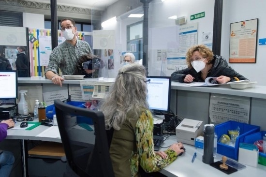 1月15日，人們在西班牙馬德里一家診所內(nèi)就診。新華社發(fā)（古斯塔沃·巴連特?cái)z）