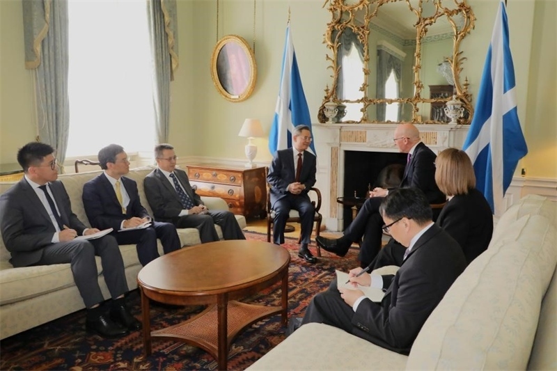 中國駐英國大使鄭澤光在愛丁堡會(huì)見蘇格蘭首席部長斯溫尼。中國駐英國使館供圖