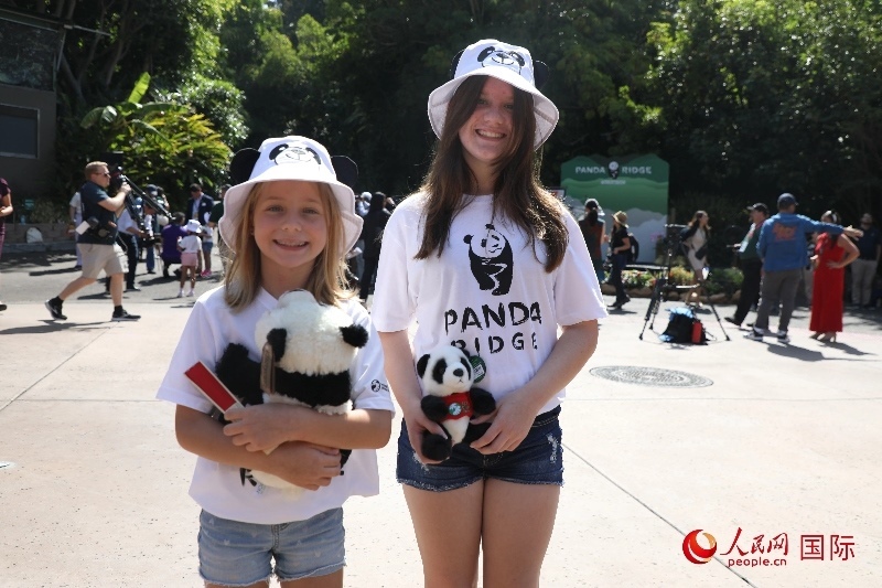 3、美國當?shù)卦S多民眾來圣迭戈動物園看熊貓。 人民網(wǎng)記者 李志偉攝