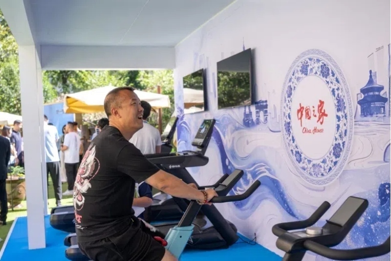 參觀者在智慧體育公園體驗(yàn)動(dòng)感單車。巴黎