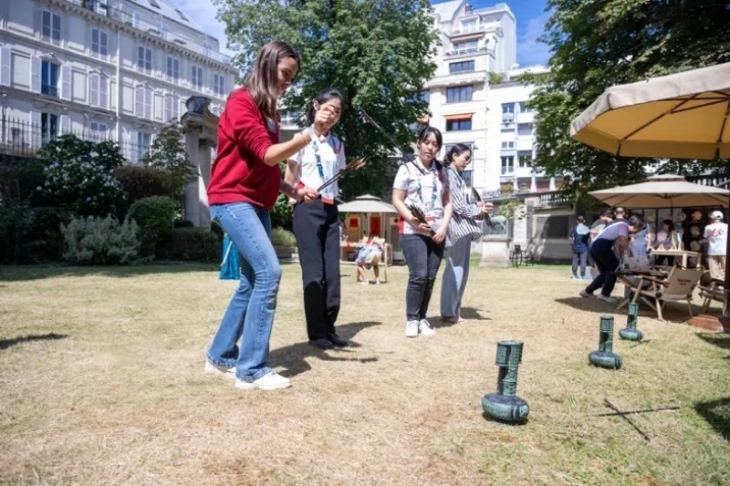 中外友人體驗(yàn)投壺游戲。巴黎