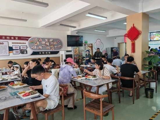 清水灣社區(qū)食堂坐滿了前來就餐的居民。新華社記者 鄒欣媛 攝