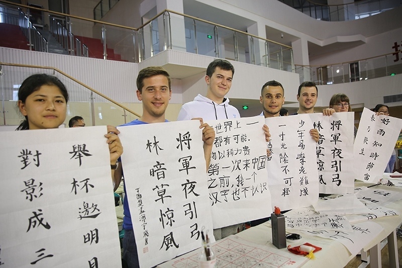 2017年6月5日，來自青島大學和中國石油大學（華東）的外國留學生在展示現(xiàn)場完成的書法作品。