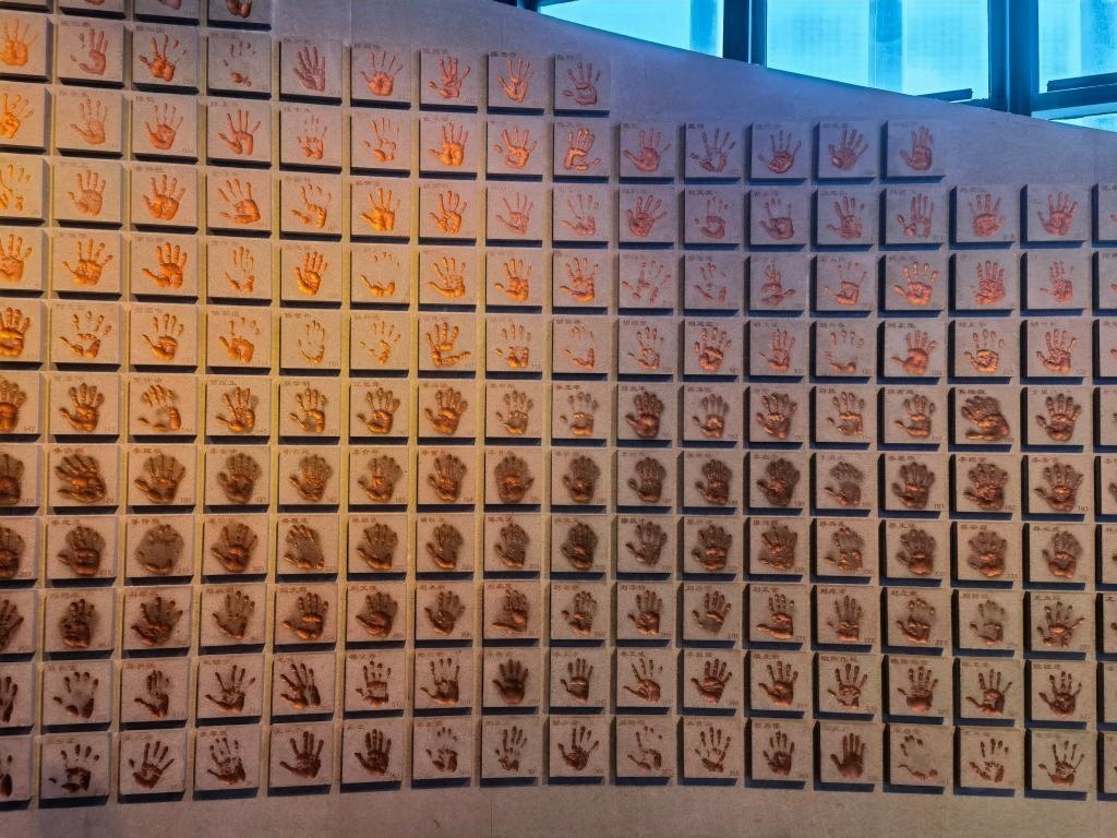 圖為侵華日軍南京大屠殺遇難同胞紀(jì)念館“三個必勝”展廳排列的648個鮮紅的手?。ň植浚?。新華社記者 邱冰清 攝