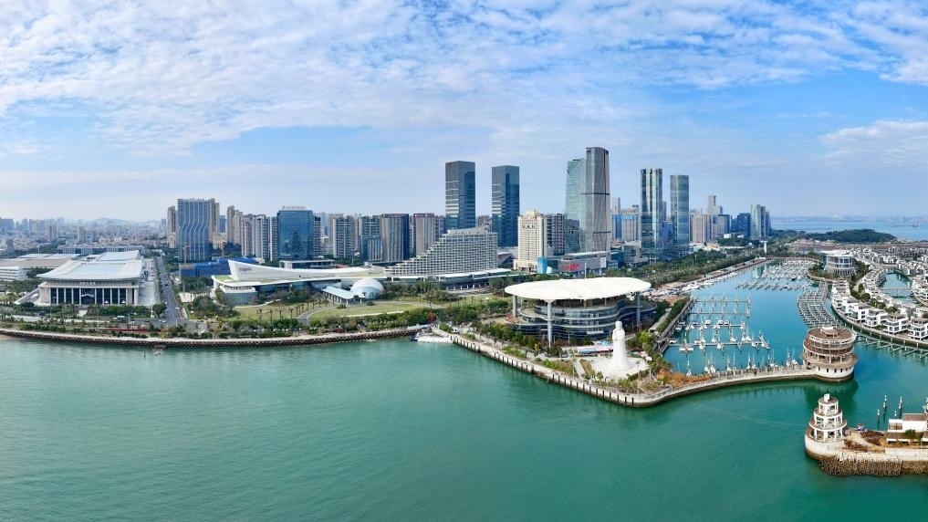 2024年1月24日拍攝的廈門(mén)國(guó)際會(huì)議中心、環(huán)島路一帶濱海城市景觀。新華社記者姜克紅攝
