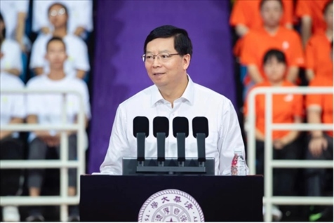 邱勇為新生講授開學第一課。學校供圖