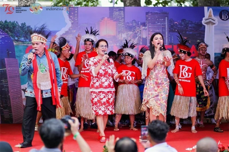 大使夫婦與演員一起共唱《明天會(huì)更好》。