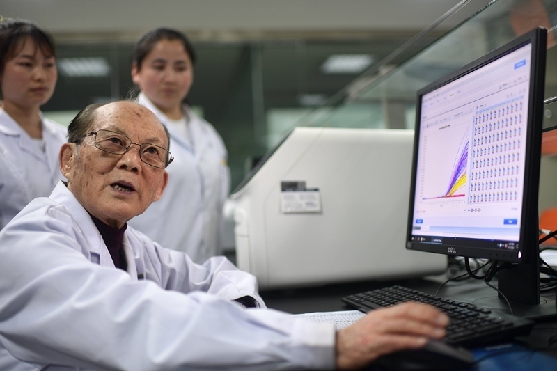 2021年6月17日，吳天一（前）在青海西寧的實驗室內(nèi)和學(xué)生討論。