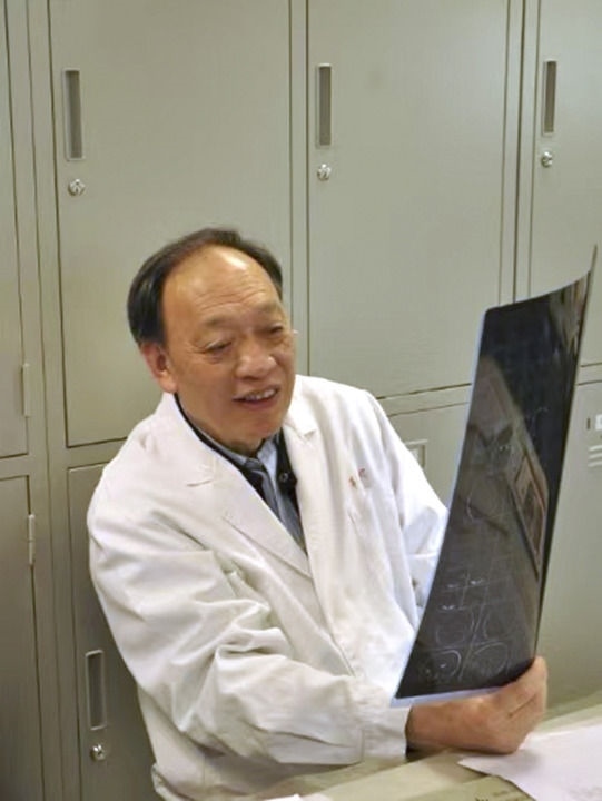 復旦大學附屬華山醫(yī)院感染科終身教授翁心華在工作（資料照片）。 新華社發(fā)