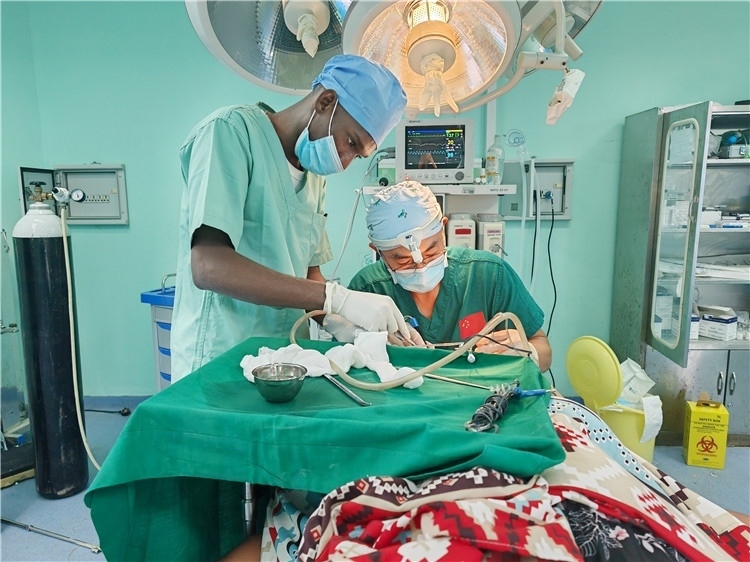 李廣醫(yī)生與當(dāng)?shù)蒯t(yī)生在做手術(shù)中。中國援桑醫(yī)療隊(duì)供圖