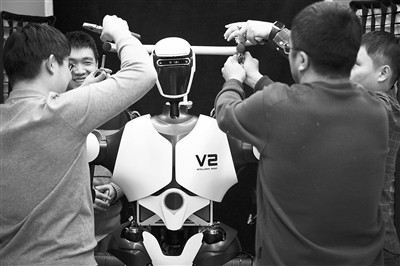 科研人員在調試機器人。新華社記者 金立旺攝