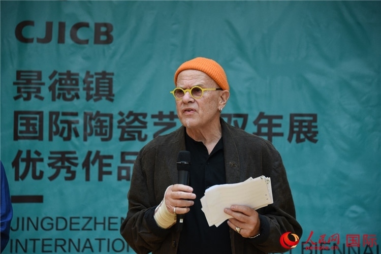 瑞典藝術(shù)家托比恩·卡爾斯博致辭。人民網(wǎng)記者 殷淼攝