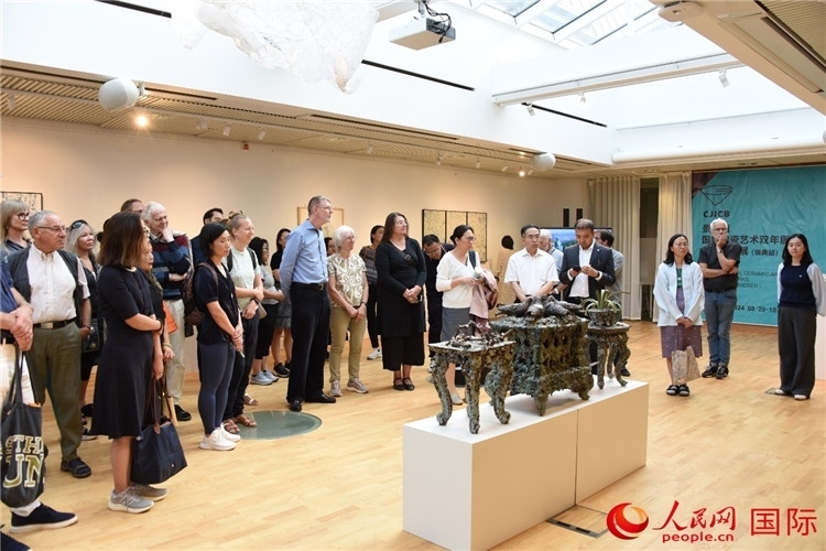 來賓參觀展覽作品。人民網(wǎng)記者 殷淼攝