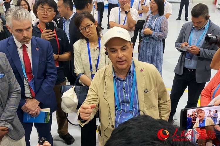 阿根廷駐華大使馬致遠(yuǎn)與億華通動力科技有限公司總經(jīng)理于民討論關(guān)切問題。人民網(wǎng) 宋歌攝