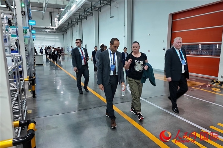 駐華外交官和國際組織駐華代表參觀億華通動力科技有限公司生產(chǎn)車間。人民網(wǎng)記者 方童攝