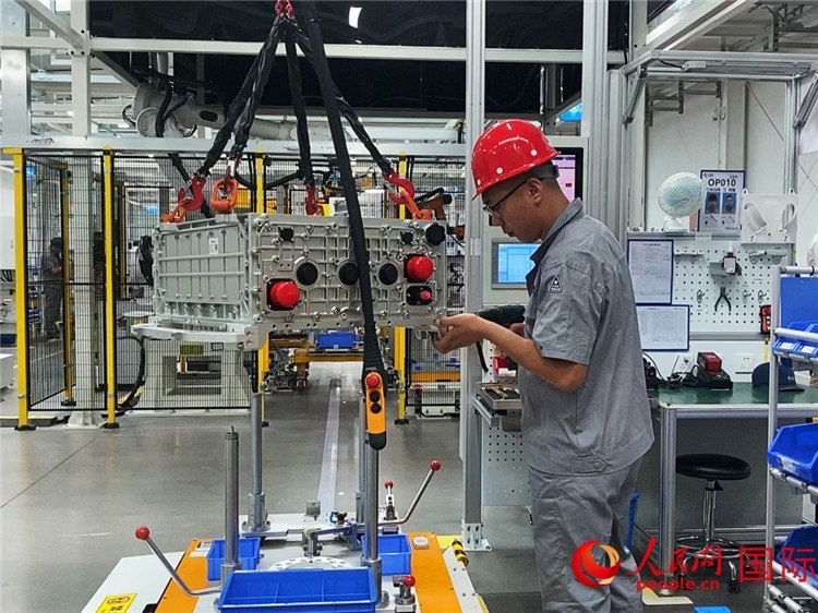 技術(shù)人員進(jìn)行系統(tǒng)化測試。人民網(wǎng)記者 于洋攝