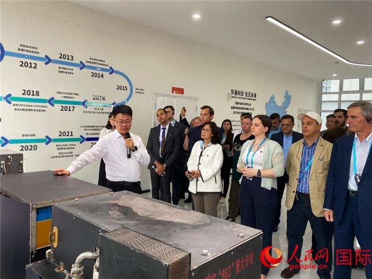 于民向駐華外交官和國際組織駐華代表介紹企業(yè)發(fā)展情況。人民網(wǎng) 宋歌攝