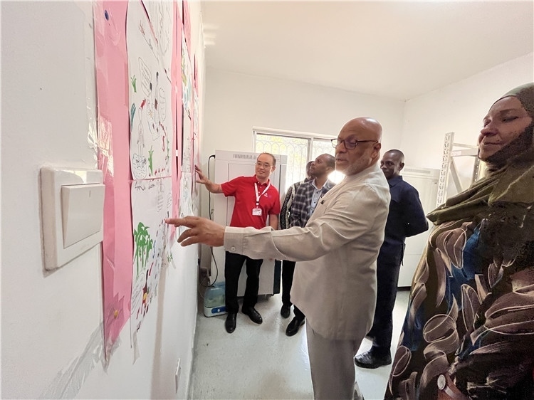 坦桑尼亞桑給巴爾衛(wèi)生部部長(zhǎng)馬茲伊參觀科普室。專(zhuān)家組供圖