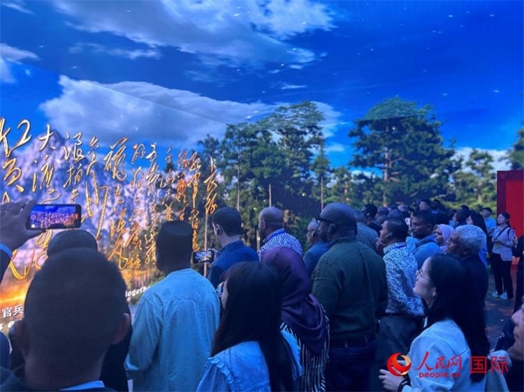 代表團(tuán)在全景影院中感受長征場景。人民網(wǎng) 曹欣悅攝