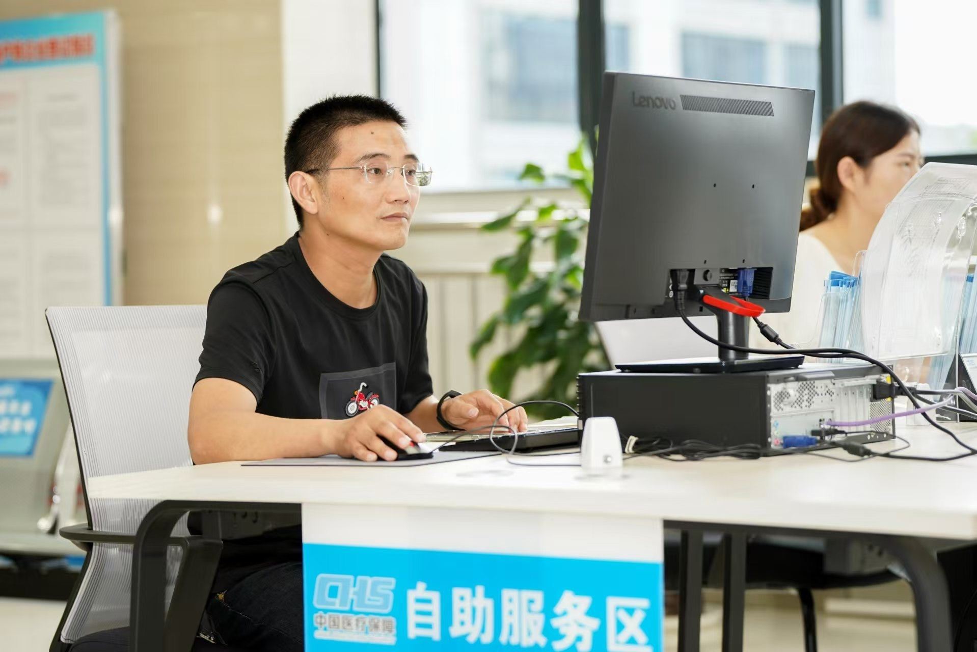 安徽省池州市市民在市政務(wù)服務(wù)大廳辦理業(yè)務(wù)。人民網(wǎng)記者 王銳攝