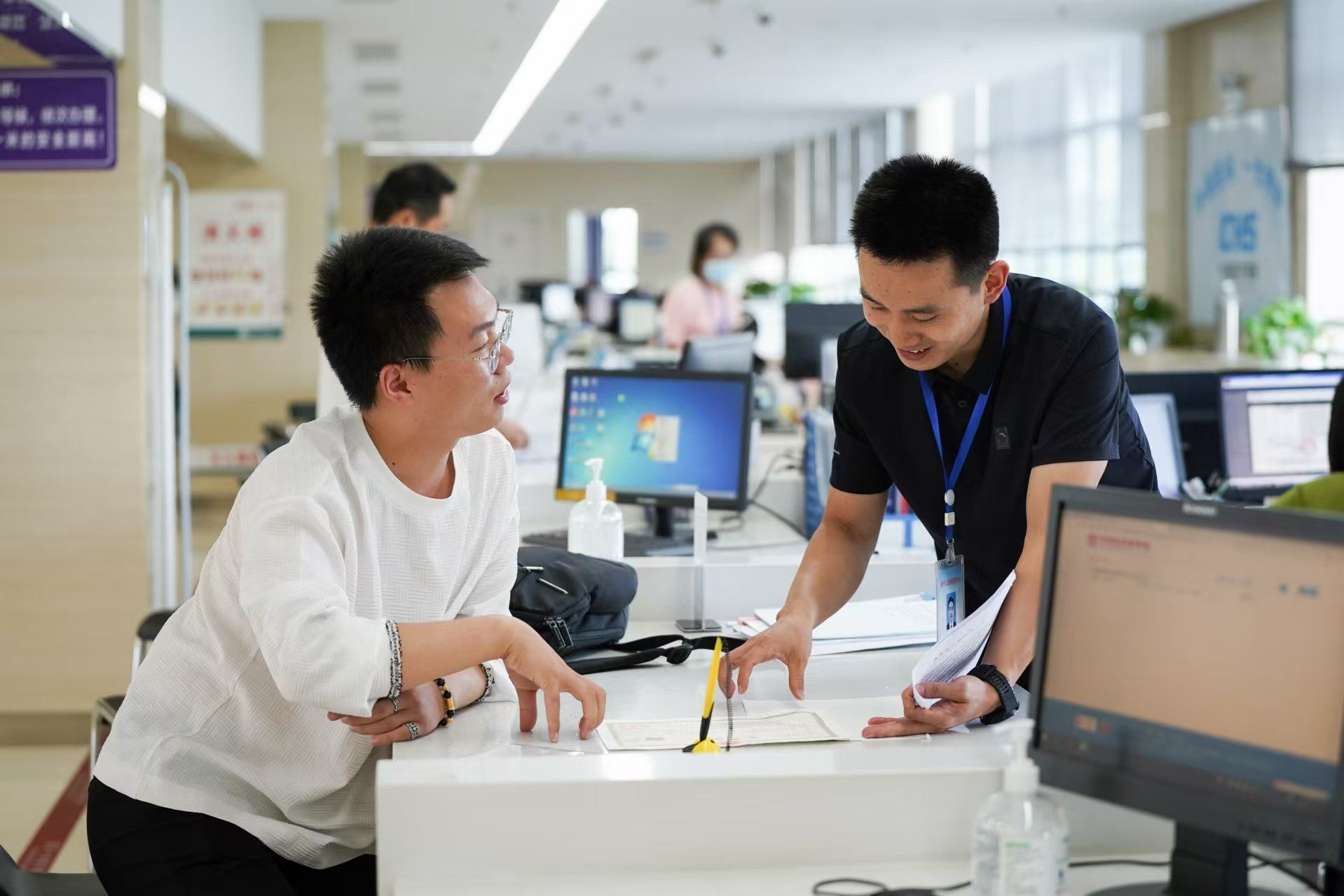 安徽省池州市市民在市政務(wù)服務(wù)大廳辦理業(yè)務(wù)。人民網(wǎng)記者 王銳攝