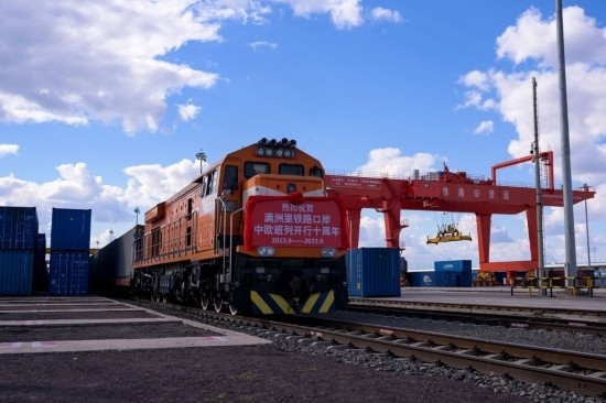 2023年9月20日，一列中歐班列行駛在內(nèi)蒙古滿洲里站貨運車間集裝箱場。作為我國向北開放的“橋頭堡”、中歐班列“東通道”的重要口岸，滿洲里鐵路口岸不斷加大中歐班列通道能力建設(shè)，進(jìn)一步提升運輸效率和品質(zhì)