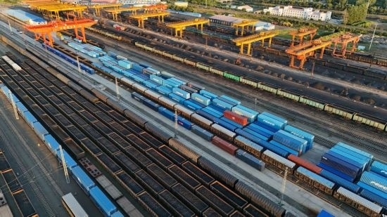 這是2024年8月14日在黑龍江綏芬河鐵路口岸集裝箱換裝場拍攝的集裝箱換裝作業(yè)現(xiàn)場（無人機照片）。今年前七個月，綏芬河鐵路口岸開行中歐班列573列，運量達(dá)55246標(biāo)箱，同比分別增長23%和18%，班列數(shù)量持續(xù)保持高位運行。