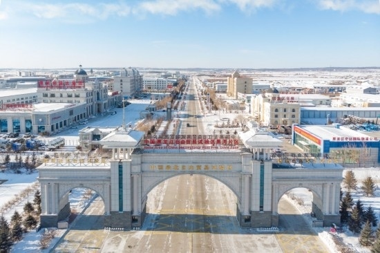 這是2024年1月31日拍攝的中國（黑龍江）自由貿(mào)易試驗區(qū)黑河片區(qū)（無人機照片）。五年來，中國（黑龍江）自由貿(mào)易試驗區(qū)將“試驗田”種成“高產(chǎn)田”，以全省萬分之三的面積，貢獻(xiàn)了全省約五分之一的實際使用外資和七分之一的外貿(mào)進(jìn)出口，在對外合作、降低物流成本、培育特色產(chǎn)業(yè)和新業(yè)態(tài)新模式等方面深入探索，成功產(chǎn)出超過300項制度創(chuàng)新成果。