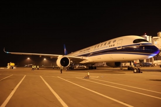 2024年4月24日晚，南航沈陽-法蘭克福CZ8021首航航班在沈陽桃仙國際機場準(zhǔn)備起飛。這是國內(nèi)航司在東北地區(qū)開通的首條直飛德國定期航線。