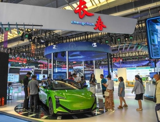 2023年8月23日，人們在第十四屆中國—東北亞博覽會上參觀一汽紅旗新能源車型。