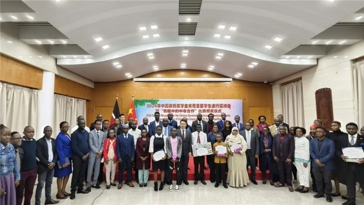 與會(huì)嘉賓和留學(xué)生們合影留念。中國(guó)駐肯尼亞大使館供圖