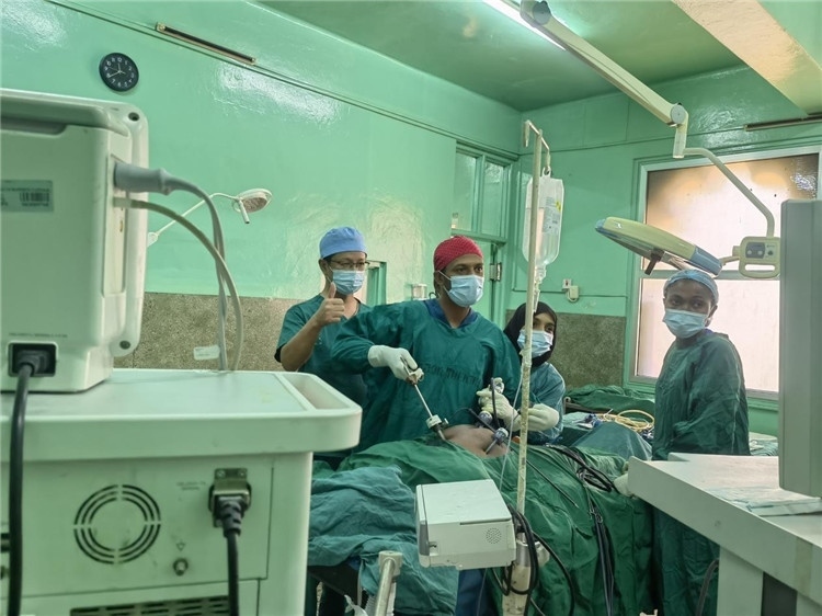 隊(duì)長(zhǎng)蔣國(guó)慶（左一）關(guān)注當(dāng)?shù)蒯t(yī)生手術(shù)情況。中國(guó)援桑醫(yī)療隊(duì)供圖