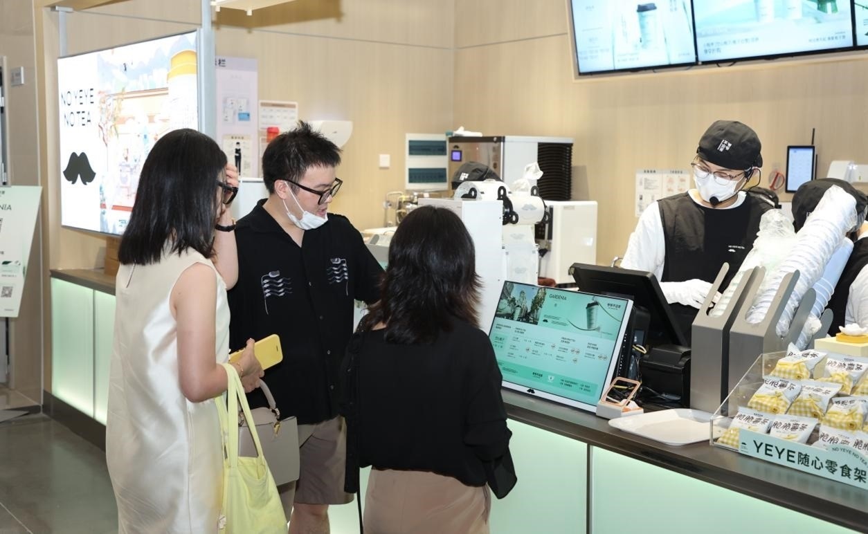 “爺爺不泡茶”奶茶品牌店。人民網(wǎng) 王戰(zhàn)雄攝