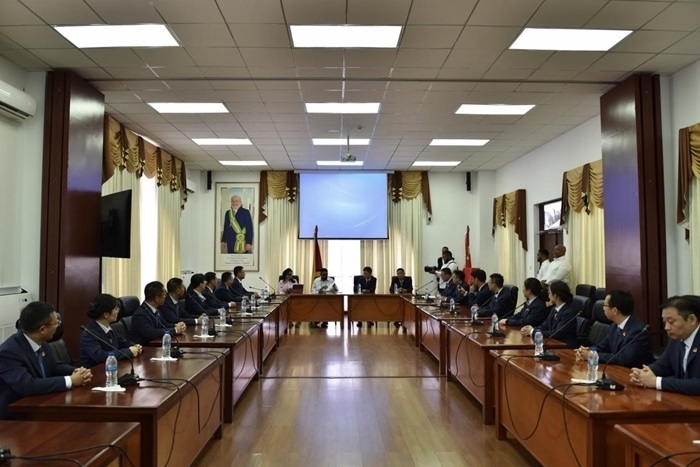 當(dāng)?shù)貢r(shí)間8月20日，圭亞那總統(tǒng)伊爾凡·阿里在圭亞那首都喬治敦鐘阿瑟會(huì)議中心會(huì)見了即將離任的中國（江蘇）第19期援圭亞那醫(yī)療隊(duì)。 中國（江蘇）第19期援圭亞那醫(yī)療隊(duì)供圖