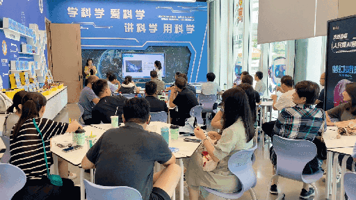 研學(xué)團(tuán)成員在AI研學(xué)培訓(xùn)區(qū)學(xué)習(xí)。人民網(wǎng) 王戰(zhàn)雄攝