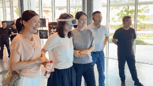 研學(xué)團(tuán)成員正在用VR眼鏡體驗(yàn)。人民網(wǎng) 王戰(zhàn)雄攝