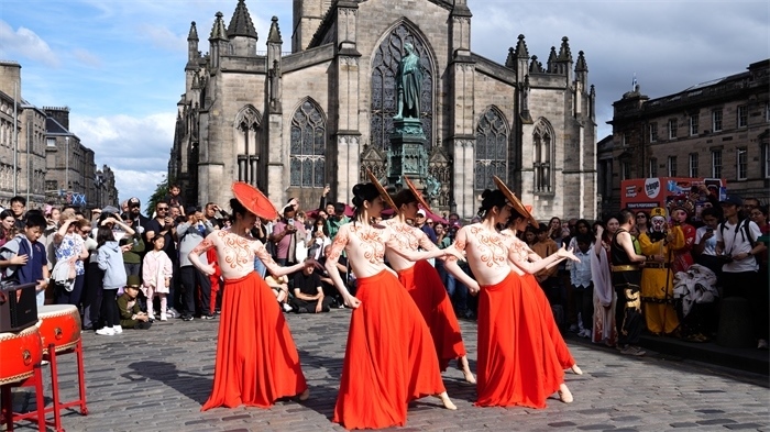 《長城魂》的演員在愛丁堡皇家一英里街頭演出。主辦方供圖