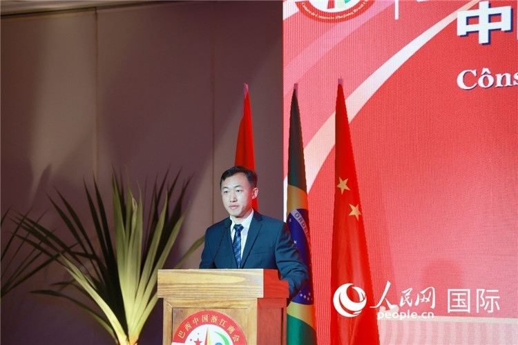 中國駐里約熱內(nèi)盧代總領(lǐng)事王海濤在典禮中致辭。人民網(wǎng)記者 陳海琪攝