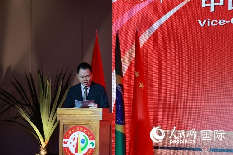 中國駐里約總領(lǐng)館副總領(lǐng)事王尉育宣讀賀電。人民網(wǎng)記者 陳海琪攝