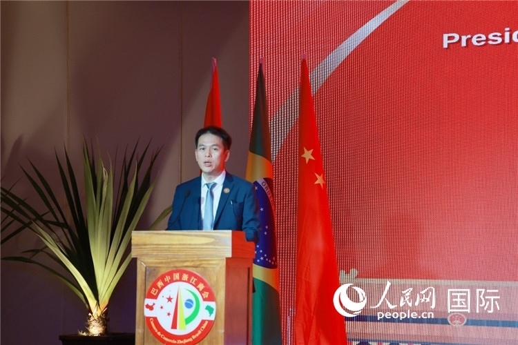 巴西中國浙江商會(huì)執(zhí)行會(huì)長陳翔廣宣讀賀電。人民網(wǎng)記者 陳海琪攝