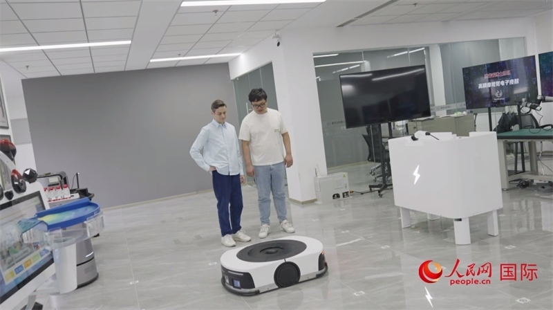 睿樂達機器人充電停車場。人民網(wǎng)記者 張榮攝