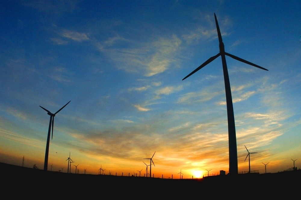 2005年，吉林省白城市通榆縣境內(nèi)幾十部風力發(fā)電機組在工作。新華社發(fā)